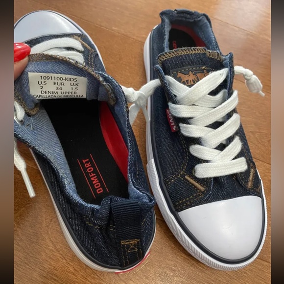 ✨NWOT | Levi’s denim kids slip on sneakers | Size US2 - Picture 4 of 5